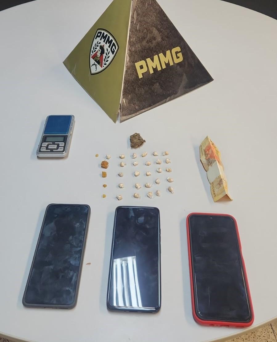 Homem é achado escondido em banheiro durante ação contra...