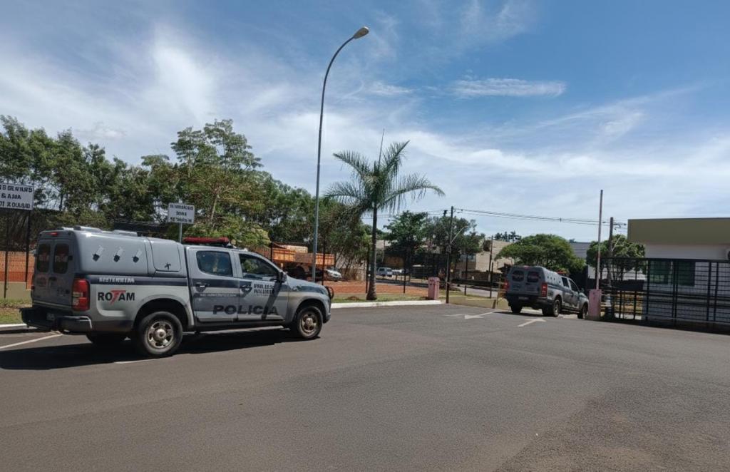 Integrante de facção criminosa rende morador durante fuga e...