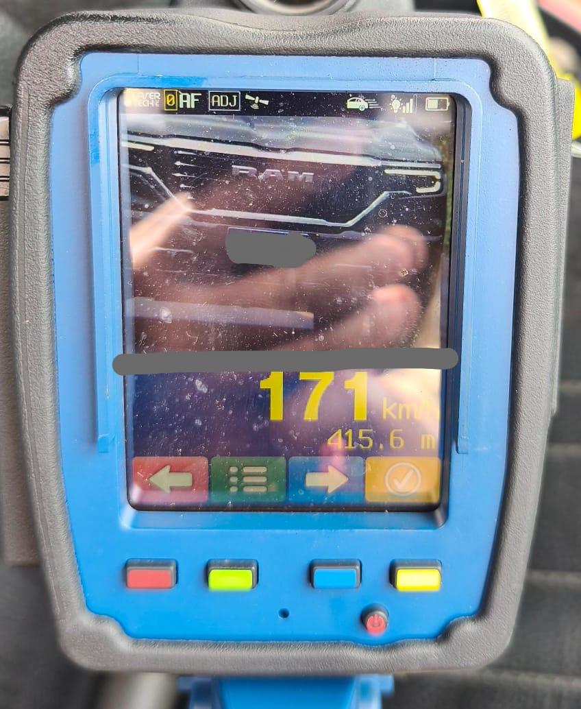 Motorista é flagrado a 171 km/h fazendo ultrapassagem proibida...