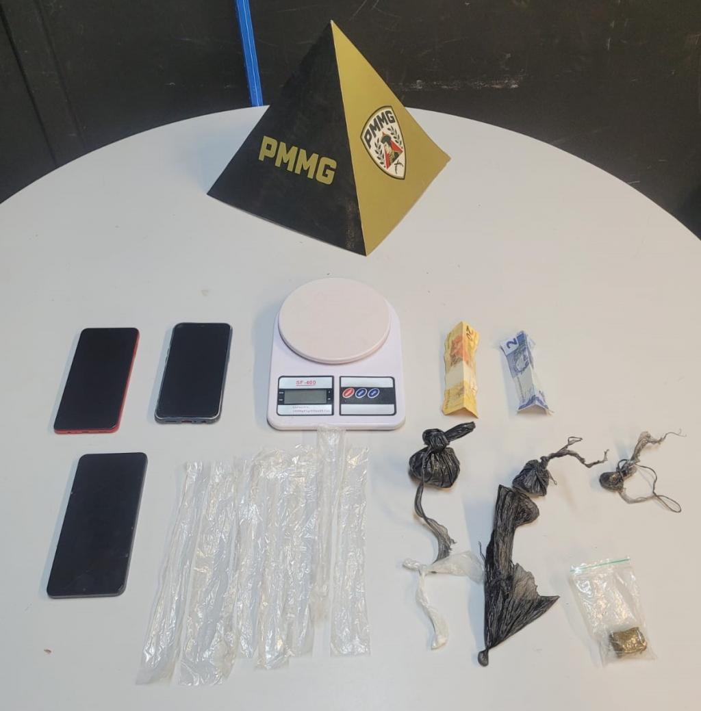 PM apreende drogas e materiais do tráfico após abordagem...