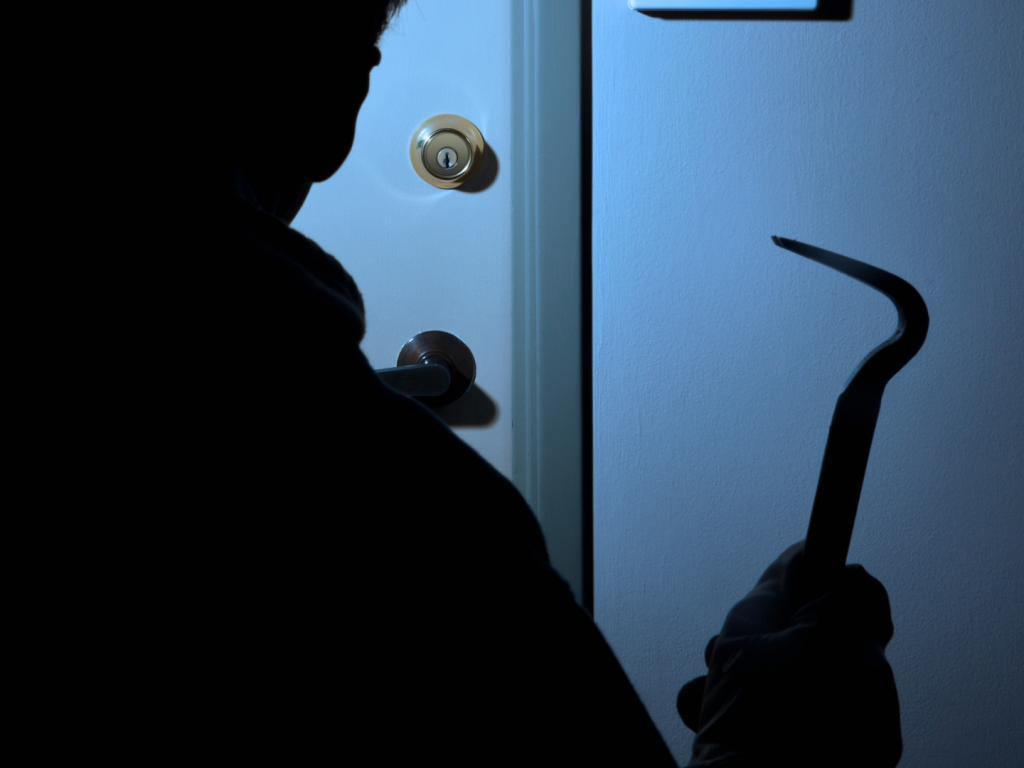 Residências são invadidas no bairro Matinha; suspeito foge e...