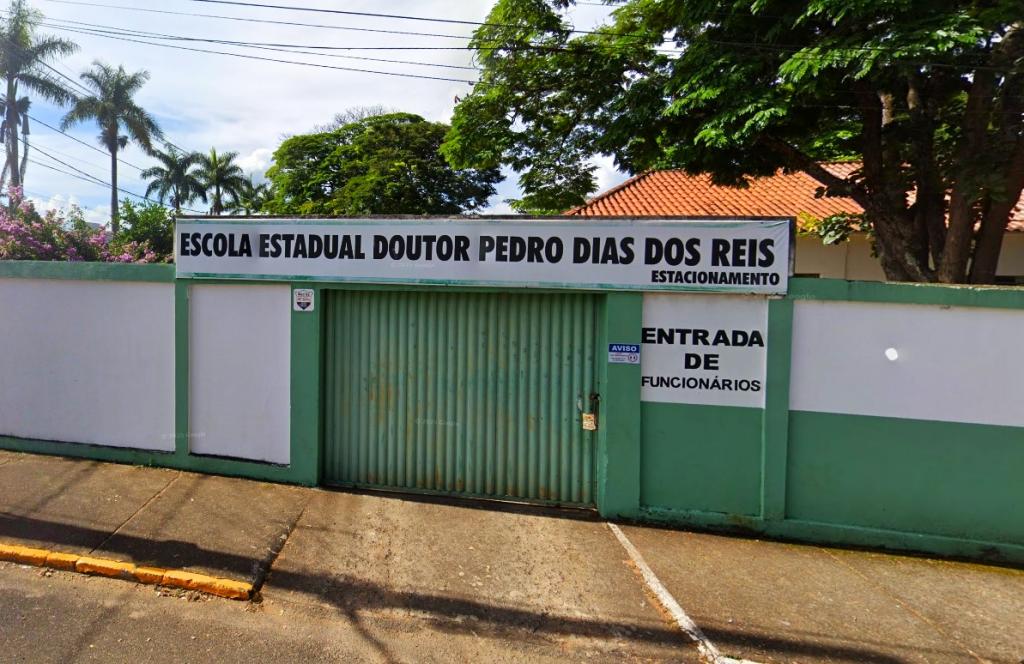 Suspeito de atirar em adolescente dentro de escola em...