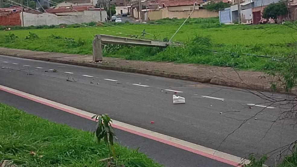 Imagem 1 do post Temporal de 20 minutos causa estragos e deixa moradores sem energia em Patos de Minas