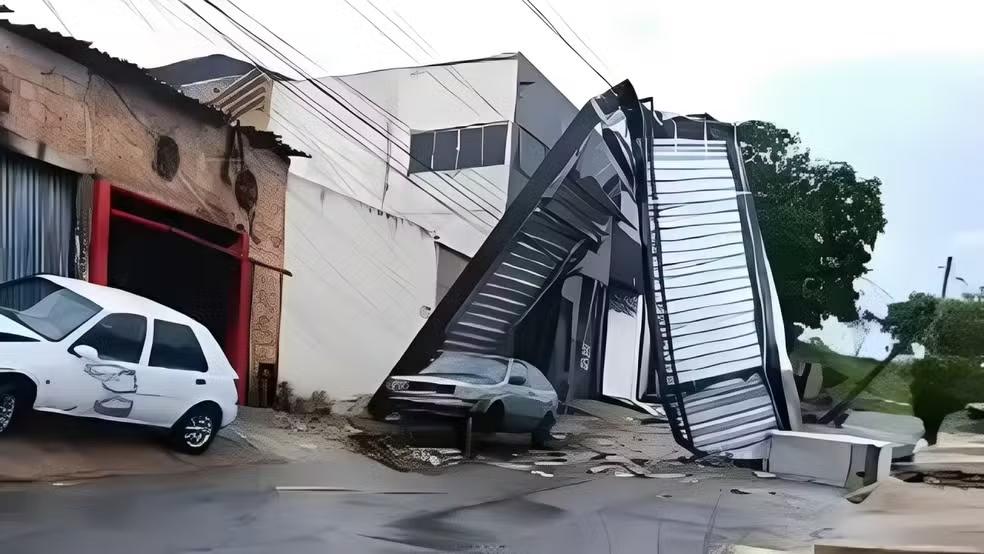 Temporal de 20 minutos causa estragos e deixa moradores...