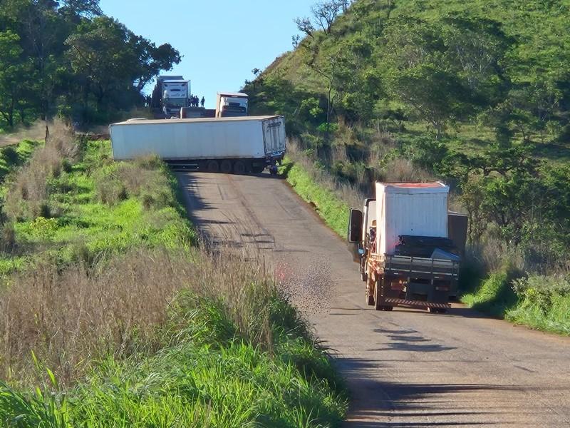 Caminhão com carga de frango bloqueia MG-188 após falha...