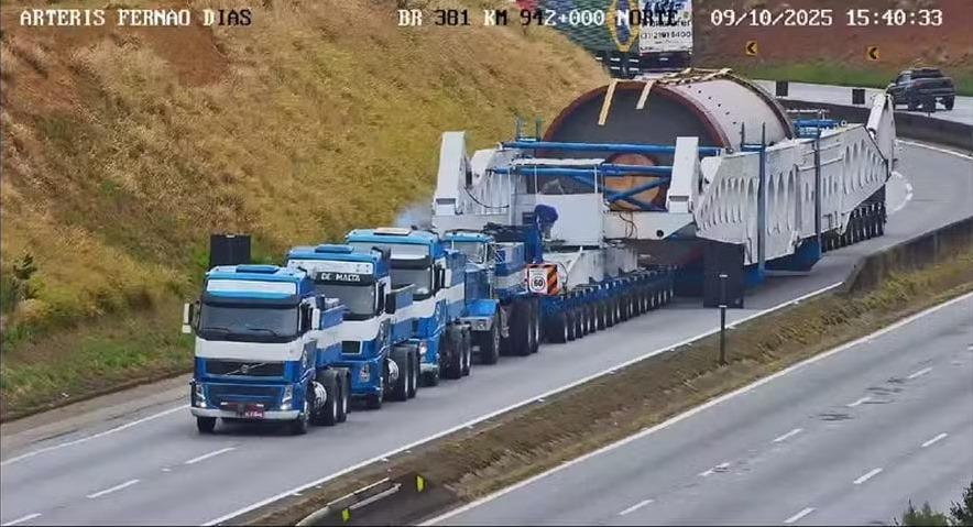 Carreta com peça gigante provoca interdições na BR-365 entre Patos e Uberlândia...