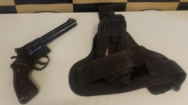 Homem é preso por ameaça e posse ilegal de arma em ocorrência de violência doméstica