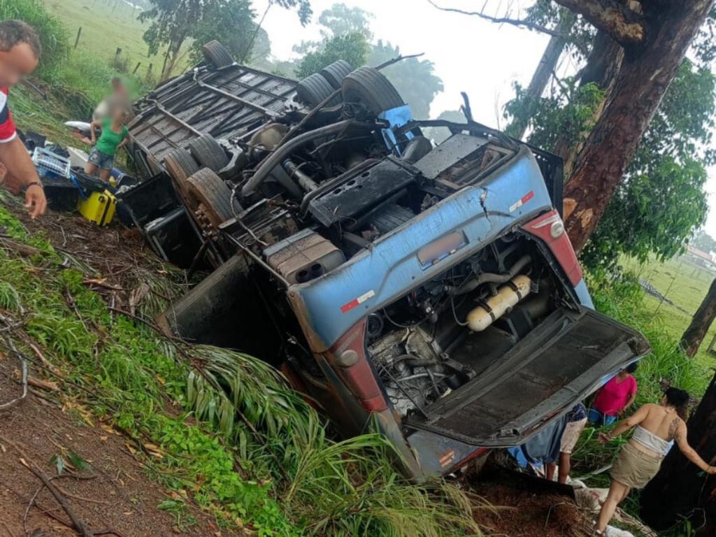 Acidente com ônibus na BR-365 em Patos de Minas...