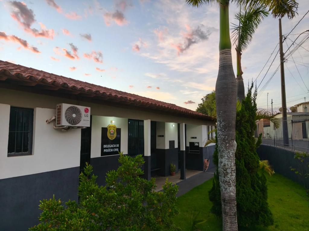 Carne com larvas e insetos: açougue de Rio Paranaíba...