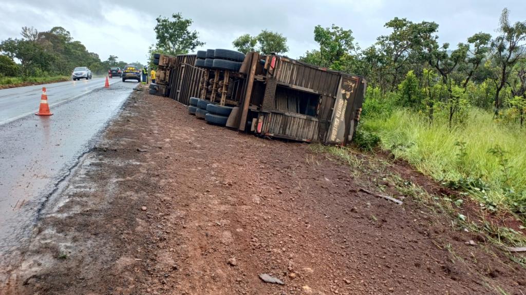 Carreta com bovinos tomba na BR-365, perto do trevo...
