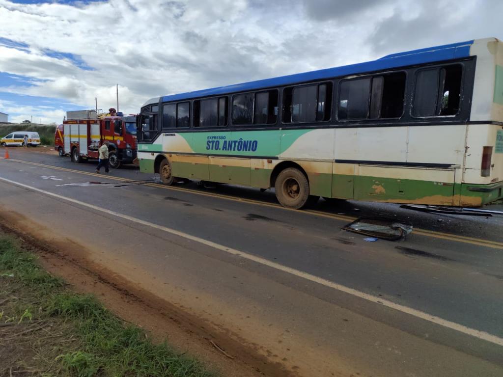 Imagem 4 do post Colisão entre ônibus rural e carreta deixa feridos leves na BR-365, em Patrocínio