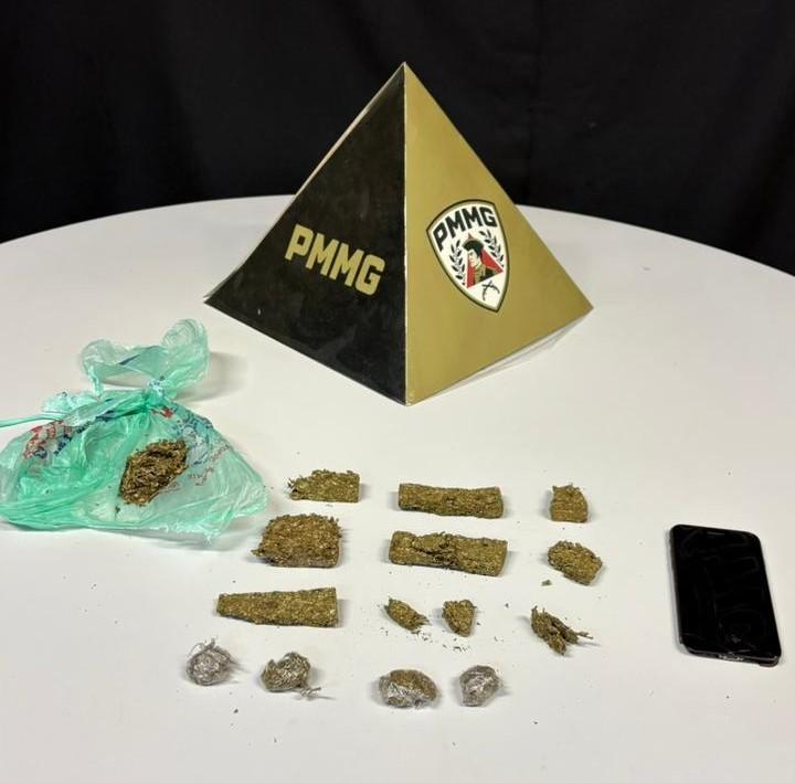 Homem de 21 anos é preso com maconha no...