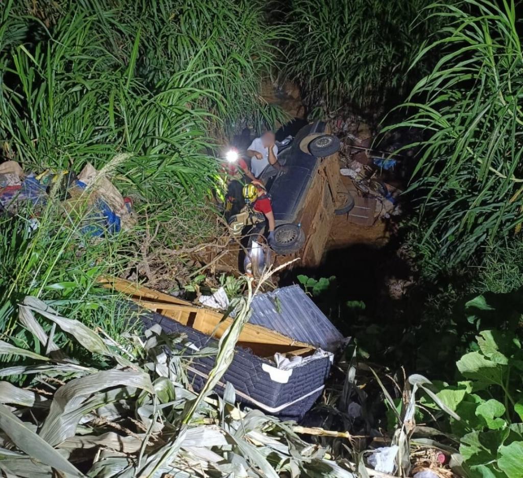 Homem é resgatado após capotar carro e cair em...