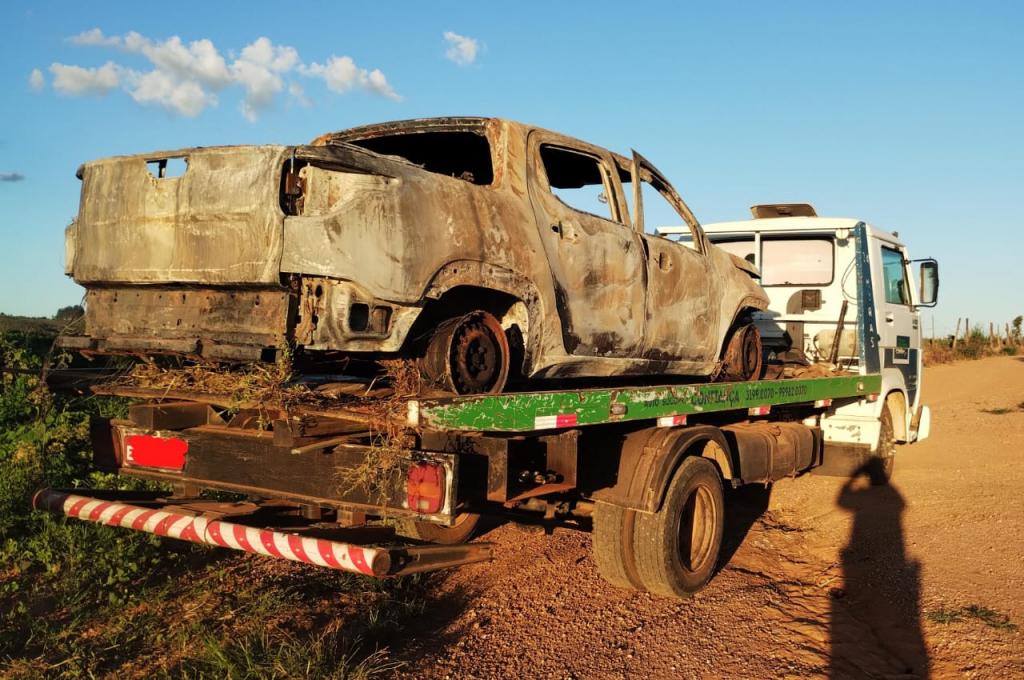 PM localiza veículo queimado usado em roubo de café...
