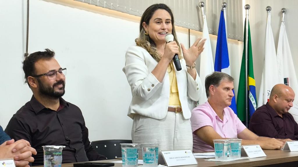 Prefeita de Tiros assume presidência da AMAPAR e sucede...