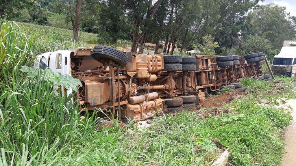 Após ser tocada na traseira por caminhão, carreta sai da pista e tomba na BR-365