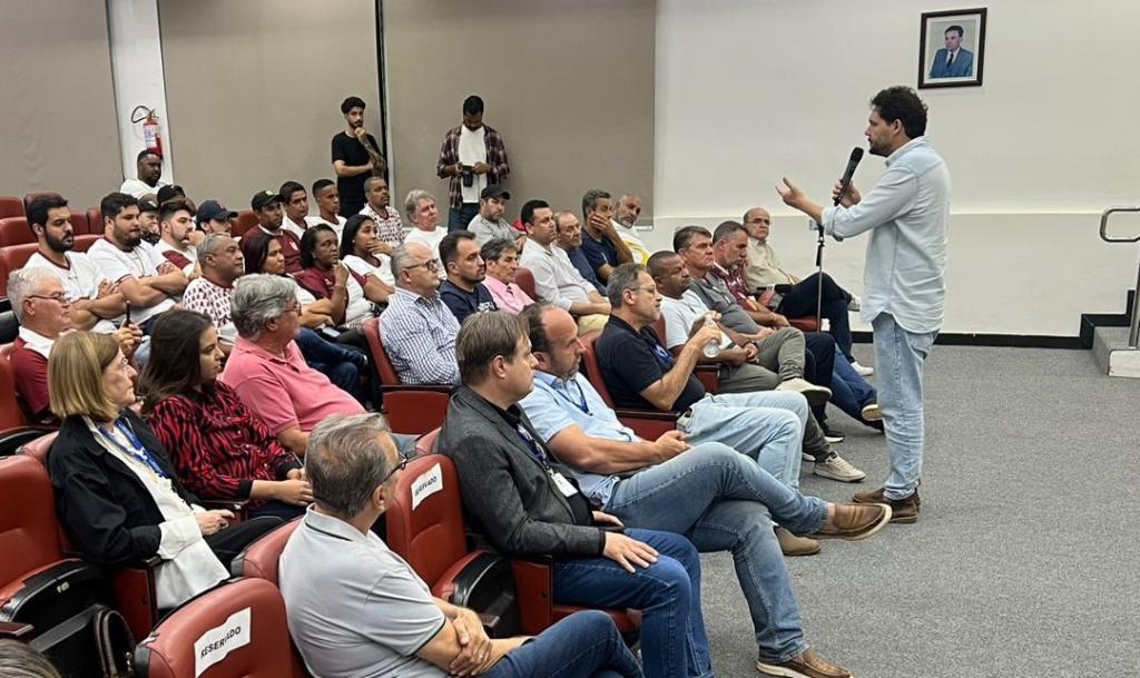 Durante reunião, prefeito propõe foco na base do CAP e descarta uso...