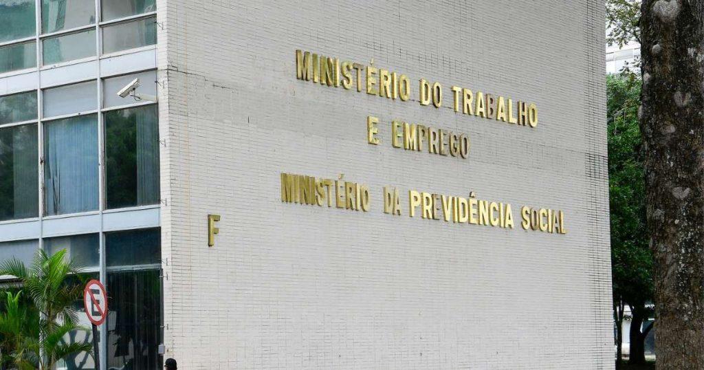 Governo prorroga por 90 dias novas regras para trabalho em feriados no...