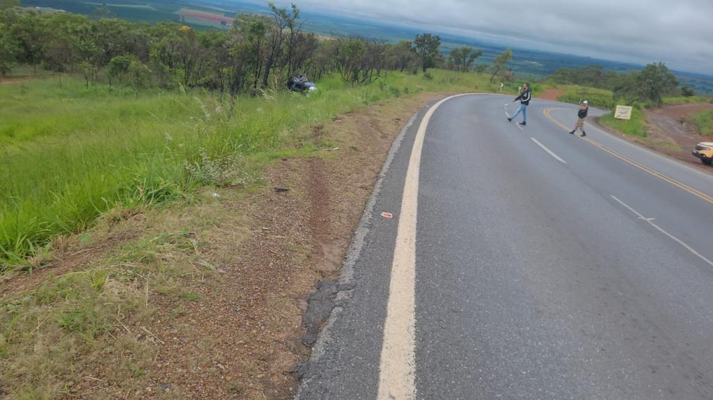 Imagem 1 do post Motorista morre após carro sair da pista e capotar na BR-146, em Serra do Salitre