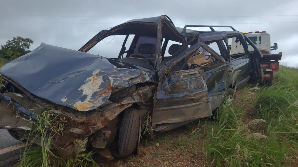 Motorista morre após carro sair da pista e capotar na BR-146, em Serra do Salitre