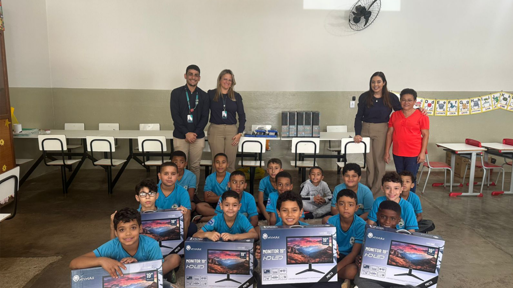 Sicoob Coopacredi doa computadores à Casa da Menina e ao Lar da...