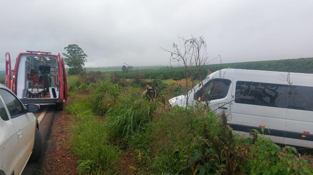 Imagem 2 do post Van com nove trabalhadores capota na MG-188, em Patrocínio