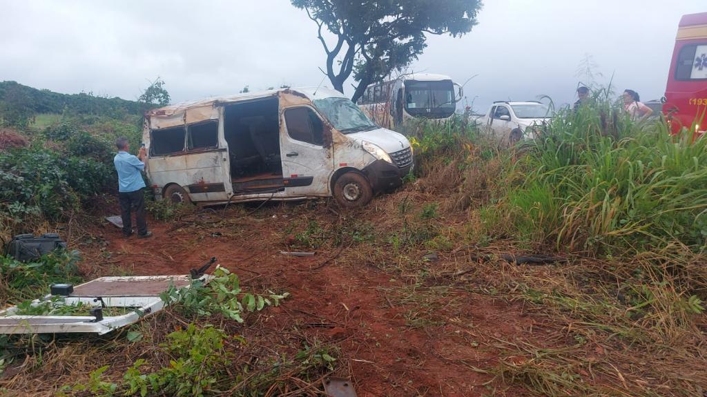 Imagem 1 do post Van com nove trabalhadores capota na MG-188, em Patrocínio