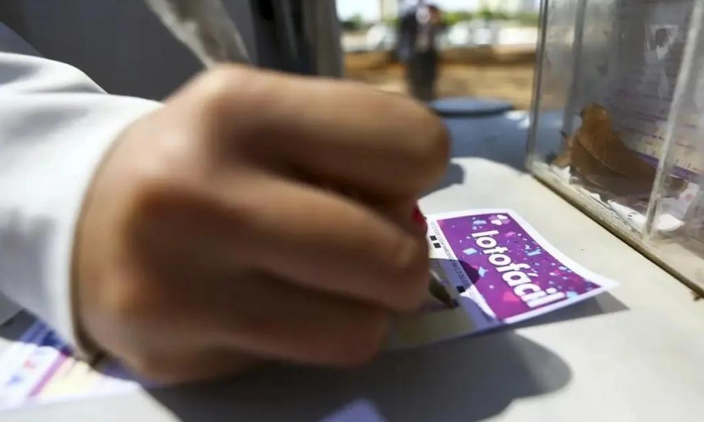 Aposta on-line de Patos de Minas acerta 15 números na Lotofácil e...