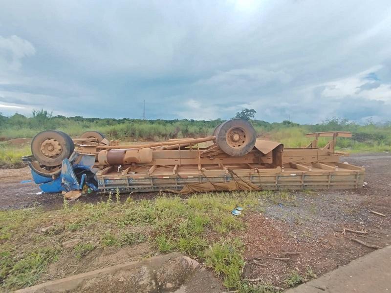 Caminhão tomba na BR-146 e deixa três feridos em Serra do Salitre
