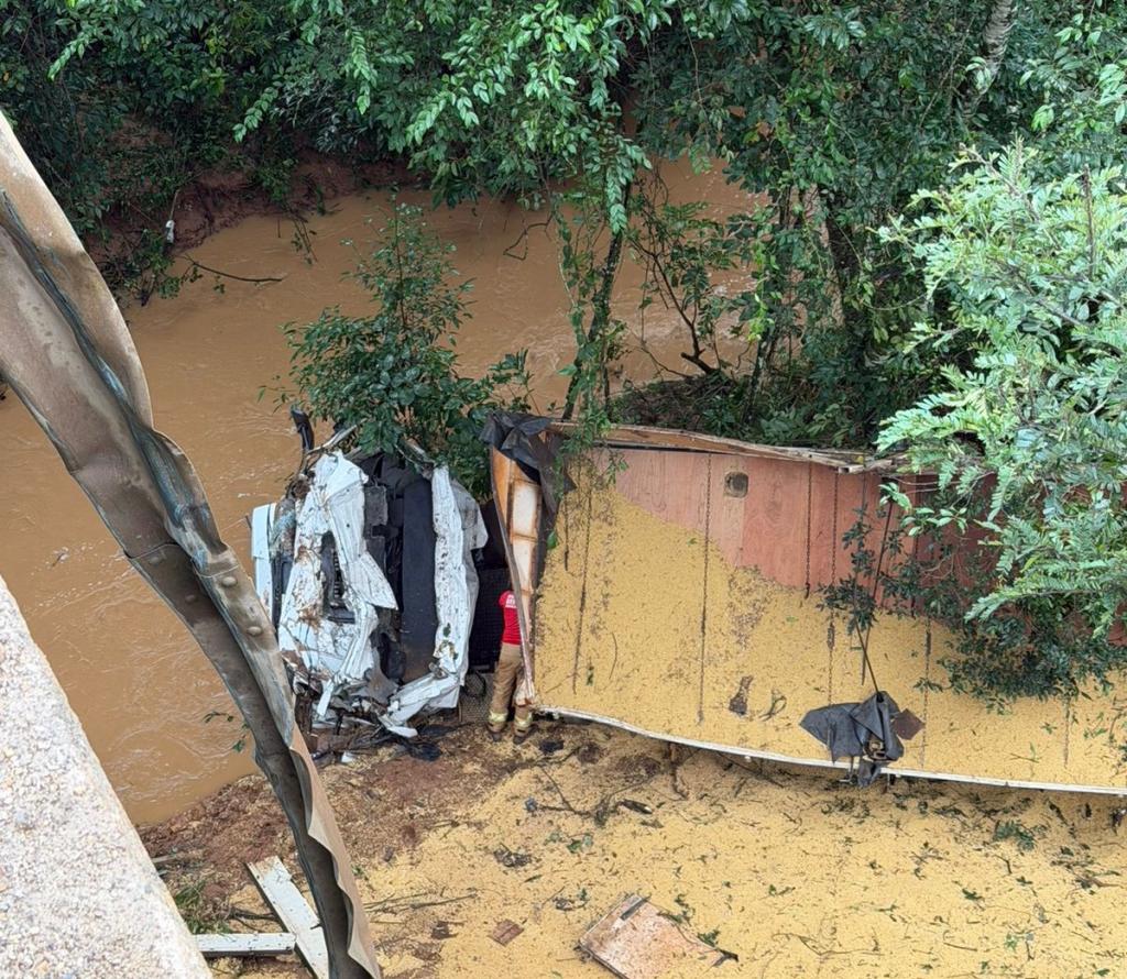 Corpo de motorista é encontrado em córrego após acidente entre Patos de...
