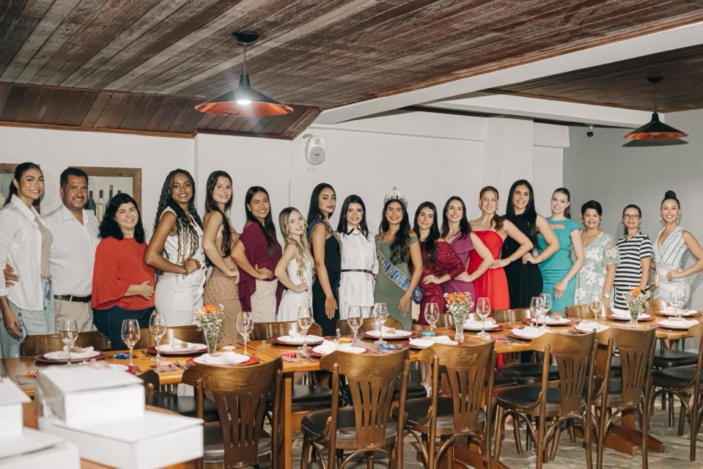 Imagem 2 do post Escola de Formação de Rainhas começa com aula sobre etiqueta à mesa em Patrocínio