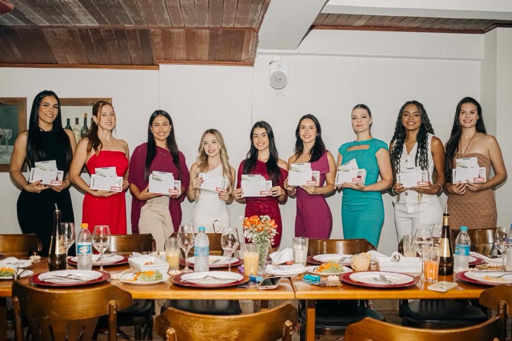 Escola de Formação de Rainhas começa com aula sobre etiqueta à mesa...
