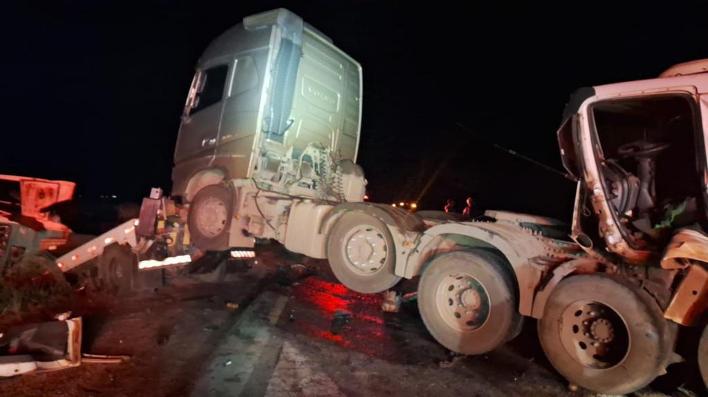 Imagem 3 do post Mulher grávida e bebê que ela esperava morrem em grave acidente entre caminhões na BR-365 em Patrocínio