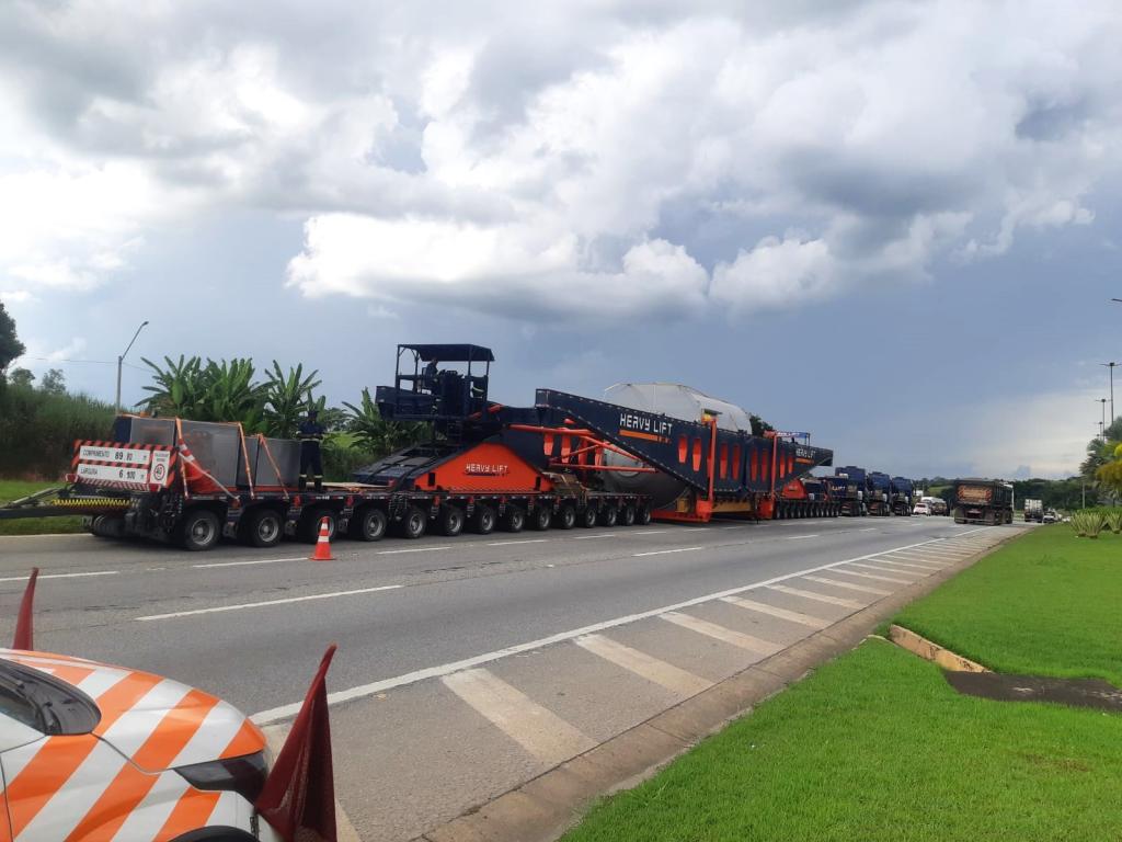 Carga gigante tem quase 90 metros e é escoltada na BR-365 entre...
