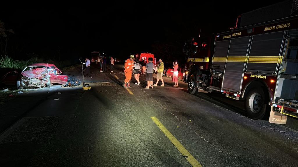 Imagem 3 do post Quatro pessoas morrem em acidente na BR-365 próximo ao trevo de Coromandel