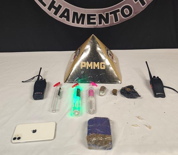 Homem é preso e adolescente apreendido por tráfico no bairro Santa Terezinha