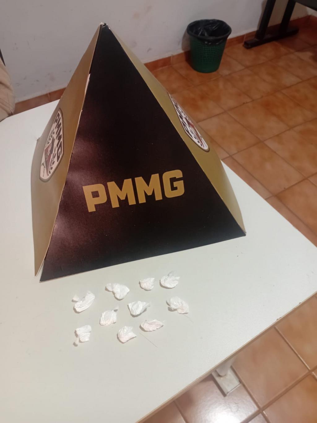 Homem é preso por tráfico após fugir da polícia em Abadia dos...