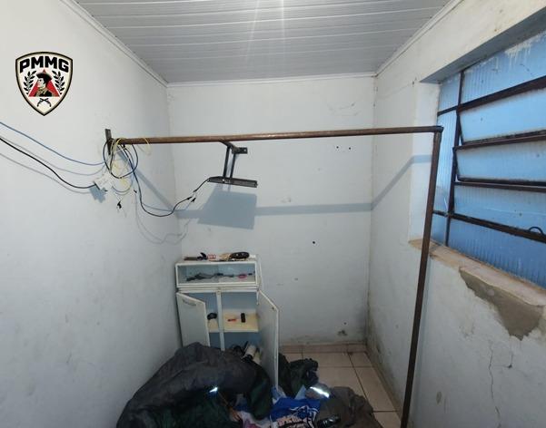 Operação apreende drogas e materiais do tráfico em Coromandel