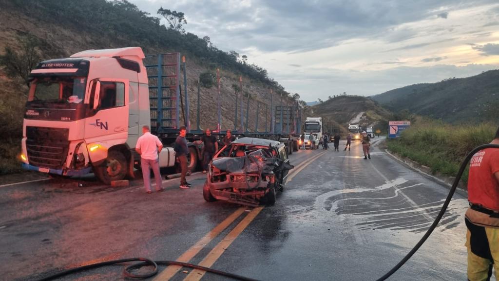 Imagem 1 do post Acidente entre carro e tritrem deixa casal gravemente ferido na BR-146, em Serra do Salitre