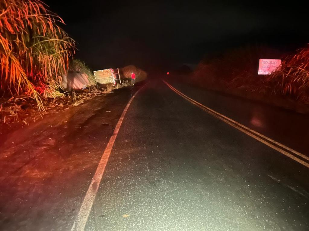 Imagem 2 do post Caminhão carregado com cenouras tomba na BR-354, em Rio Paranaíba