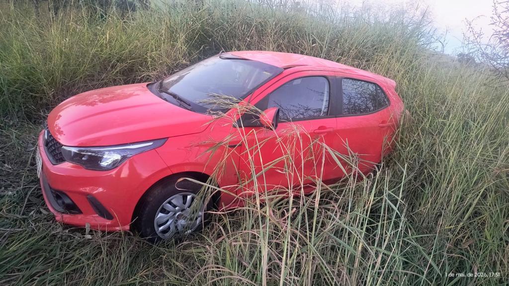Motorista perde controle e carro tomba na MG-187, em...